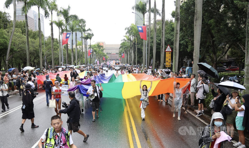 同志遊行25日在台北市政府前廣場登場,隊伍從市政府前廣場出發,拉起兩面大型彩虹旗。中央社記者張新偉攝 114年10月25日
