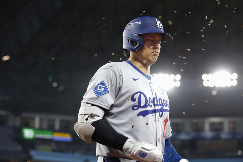 美國職棒日本球星大谷翔平24日來到藍鳥主場進行世界大賽開幕戰。（共同社）