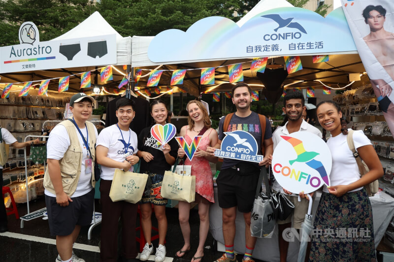 第23屆台灣同志遊行25日下午在台北盛大登場,活動主舞台周邊亦設有「彩虹市集」,貼身內著品牌也響應性別平權理念,設攤參與。中央社記者張新偉攝 114年10月25日