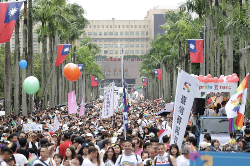 2025台灣同志遊行吸引大量人潮響應參與,氣氛熱絡。中央社記者翁睿坤攝 114年10月25日