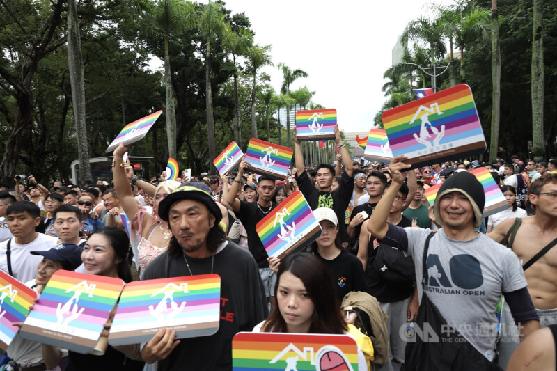 台灣同志遊行同時也有Pride & Paws動物彩虹大遊行,吸引大批民眾參與,手持彩虹色標語,傳達性別、動物平權理念。中央社記者翁睿坤攝 114年10月25日
