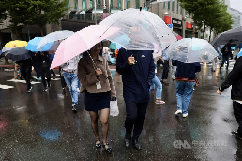 圖為台北內湖科技園區街頭人潮。(中央社檔案照片)