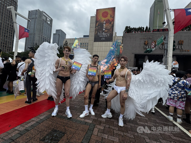 北市府前廣場不少參與同志遊行的民眾精心打扮。 中央社記者沈佩瑤攝 114年10月25日