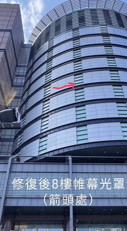 台中新光三越百貨8樓燈箱於21日發生破損,台中市都發局25日說明,除要求業者應全面檢視外,也限期完成改善,而業者25日已完成修復。(台中市政府提供)中央社記者郝雪卿傳真  114年10月25日