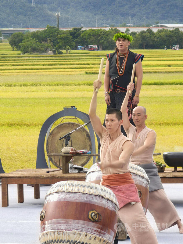 藝文團隊「優人神鼓」與原民歌手桑布伊首度合作演出「我回來了–做一部作品給自己的靈魂!」,25日在池上秋收稻穗藝術節登場,以勇士之旅為題,重新省思人與自然的關係。中央社記者趙靜瑜攝  114年10月25日