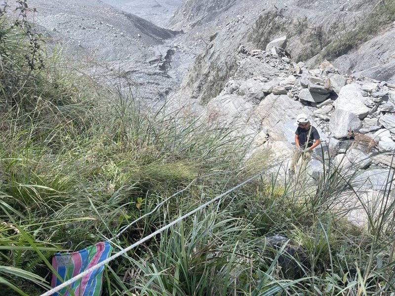 馬太鞍溪堰塞湖特遣隊,其中萬榮隊路線經過兩段斷崖,受限地形得垂降、找路,崩塌後不曾有人前往,只能循獸徑前行。(特遣隊總領隊張光承提供)中央社記者李先鳳傳真 114年10月26日