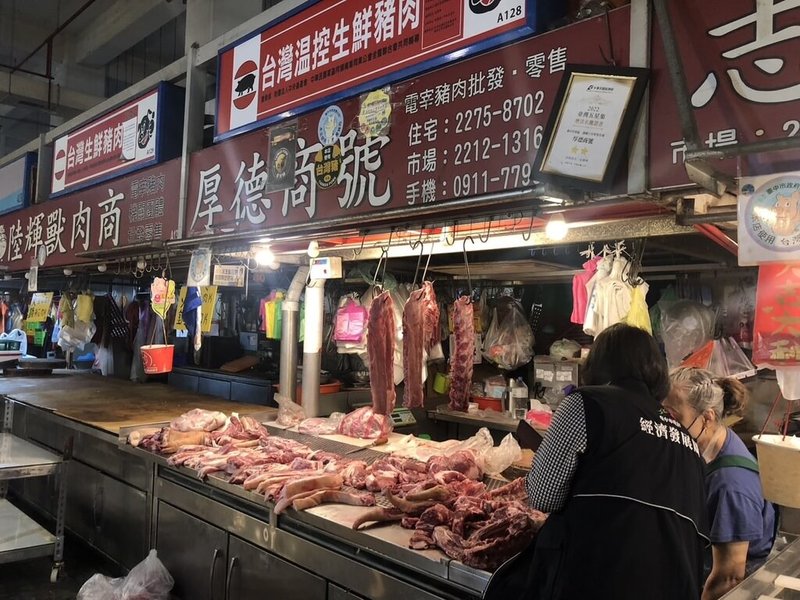 為防堵非洲豬瘟,中央26日宣布豬隻禁運禁宰再延長10天。由於市場豬肉攤商面臨營運負擔,台中市政府公布,從22日起至恢復屠宰作業前,公有市場193席豬肉攤商免收攤位使用費。(台中市政府提供)中央社記者郝雪卿傳真  114年10月26日