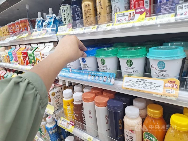 國際咖啡豆價格因極端氣候影響飆漲70%,咖啡市場漲聲四起。統一企業旗下左岸咖啡館近期悄悄調漲新台幣5元,為疫後食品本業首度調價,被視為打破董事長羅智先近年凍漲策略的首例。中央社記者何秀玲攝 114年10月26日