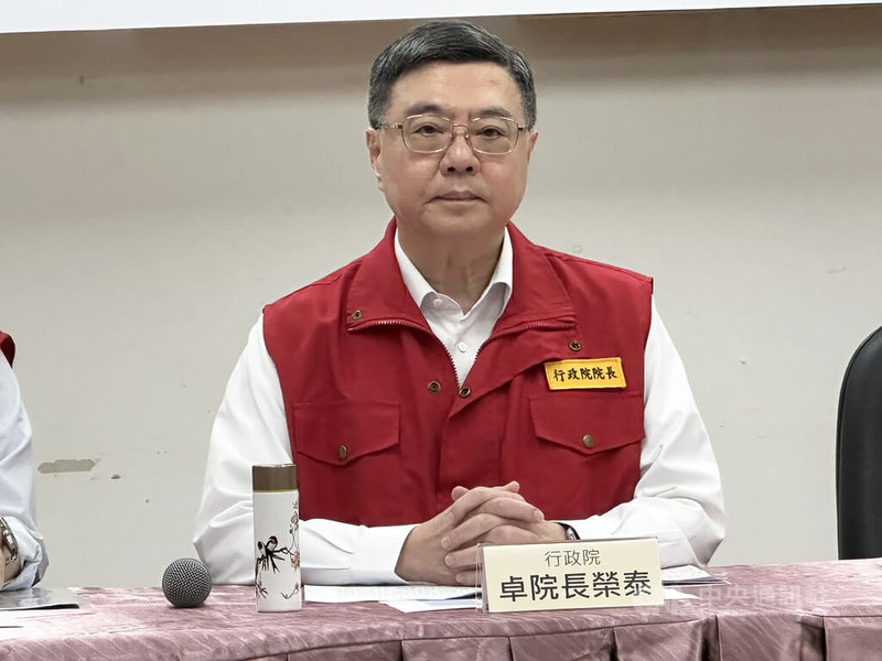 行政院長卓榮泰(圖)26日上午主持非洲豬瘟中央前進應變所記者會,要求防疫「只有更嚴,不能放鬆」。針對下一個5天作戰計畫提出延長禁運禁宰10天。中央社記者趙麗妍攝 114年10月26日