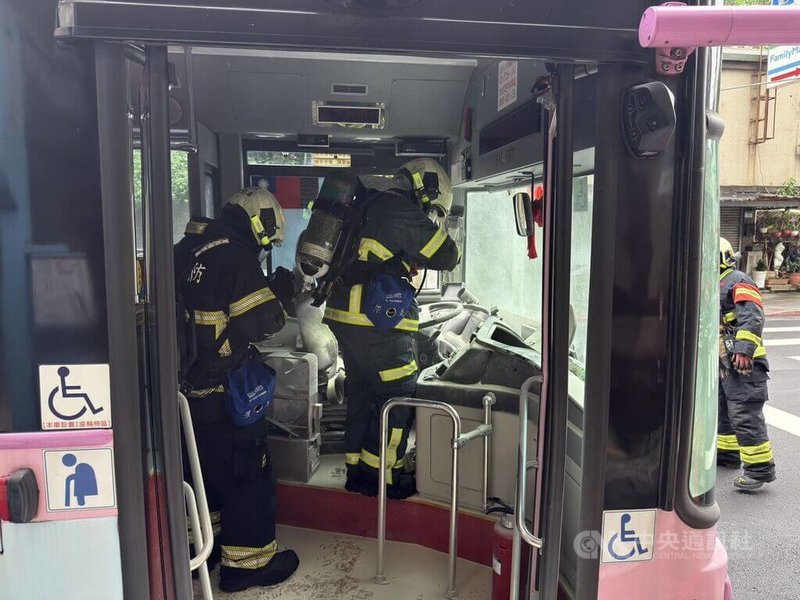 北市警消26日獲報,文山區一輛251路線電動公車控制台下方突然冒煙,所幸駕駛與乘客自行使用滅火器撲滅,幸無人傷。(翻攝照片)中央社記者黃麗芸傳真 114年10月26日