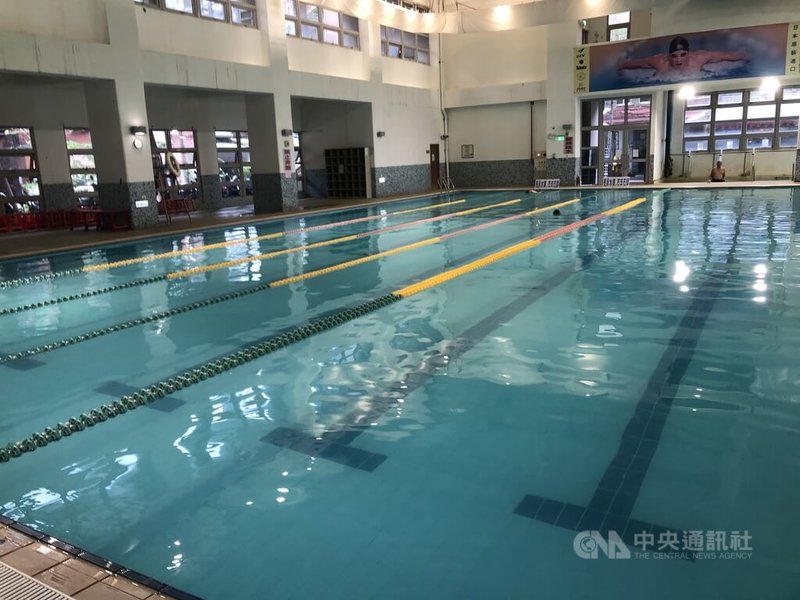 有網友反映基隆市國民運動中心游泳池水質混濁,基隆市立體育場場長林柏樹26日上午前往查看,目測水質確實有點混濁,已採樣水質送交實驗室檢驗。中央社記者王朝鈺攝 114年10月26日