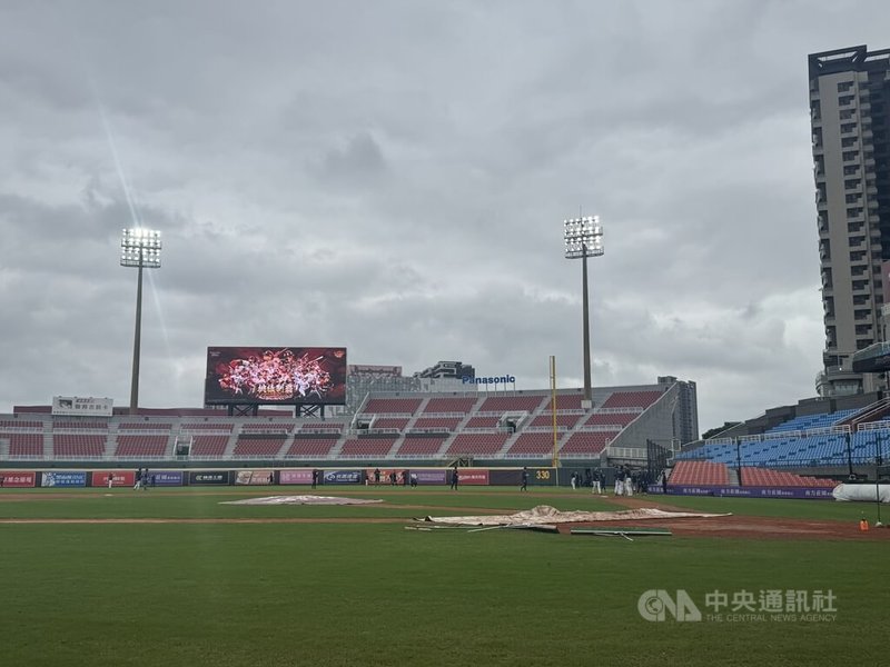 中華職棒總冠軍賽(台灣大賽)第4戰延了4天,26日雖是陰天但雨勢趨緩,預計要在桃園棒球場重新進行比賽,場務人員早上9時就開始整理積水的場地。中央社記者楊啟芳攝 114年10月26日