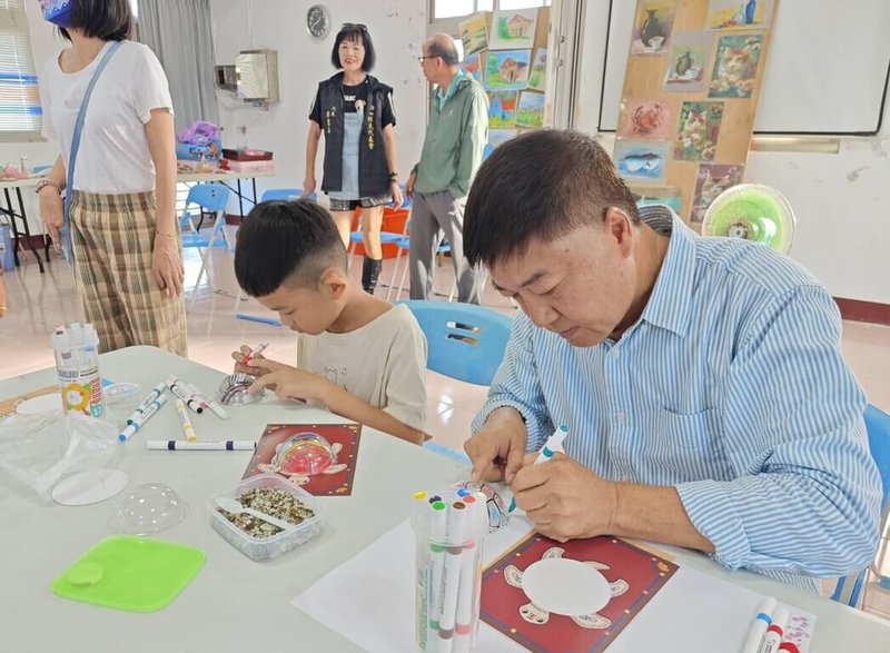 澎湖元宵傳統乞龜習俗,湖西鄉菓葉社區營造計畫26日率先推出「Q版玻璃龜」,鄉長陳振中(前右)到場與民眾們同樂,動手DIY。(澎湖湖西鄉公所提供)中央社  114年10月26日