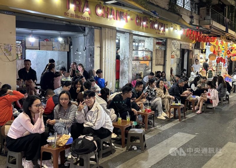 越南人喜歡在晚飯後出門散步乘涼,再到各種小店吃點宵夜。從座位席可看出,越南人習慣緊貼彼此,只要有空位,鑽進去安坐下來就對了,不用擔心遭到白眼。中央社記者曾婷瑄河內攝 114年10月26日