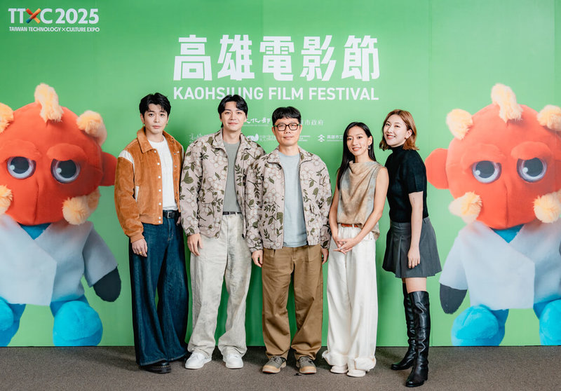 2025高雄電影節26日迎來最後一天,電影「明日的過客」進行亞洲首映,演員侯彥西(左起)、郭子豪、導演郭承衢、演員陳妤、毛祁芸受訪分享拍攝花絮,還有追尋演員夢的低潮。(高雄電影節提供)中央社記者王心妤傳真 114年10月26日