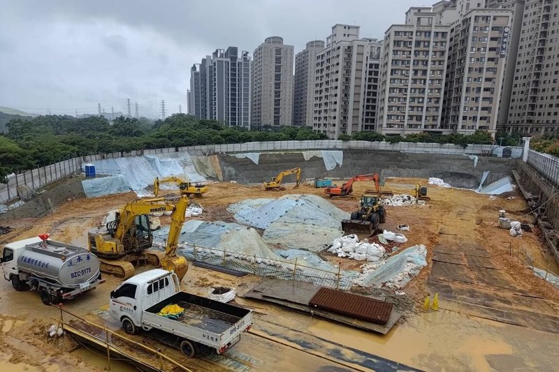 桃園市政府住宅發展處表示,近日因為短時強降雨導致土壤含水量飽和,造成龜山區社宅工地邊坡滑落,目前施工團隊已完成善捷段和興安段2處噴凝土作業,為邊坡提供即時的保護,待天氣許可,便立即啟動後續加固工程。(桃園市政府住宅發展處提供)中央社記者吳睿騏桃園傳真 114年10月26日