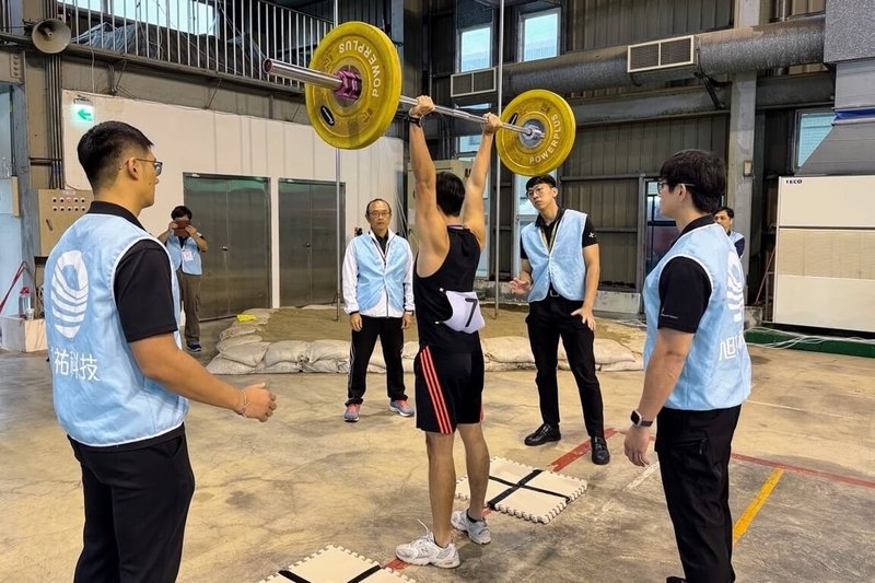 桃園國際機場公司26日舉行消防人員招考體測,考生須達門檻才能進入下一關,後續還有學科測驗及面試,其中筆試占比6成、面試占比4成。這次共有73人報名,實際到考人數52名,到考率71%,年齡從23歲到50歲。(桃園國際機場公司提供)中央社記者吳睿騏桃園機場傳真 114年10月26日