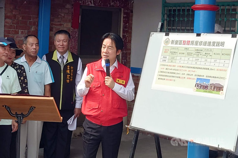 總統賴清德(右1)26日到台南市新營區關心丹娜絲風災後房舍修繕情形,說明政府相關協助處理情形。中央社記者楊思瑞攝  114年10月26日