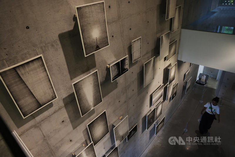 江賢二藝術園區3月落成,開園第2檔展覽「光之花園&歐洲隨筆」,集結藝術家江賢二夏天訪法國及葡萄牙新作。圖為展出於第3展覽館的「歐洲隨筆」系列。中央社記者裴禛攝 114年10月26日
