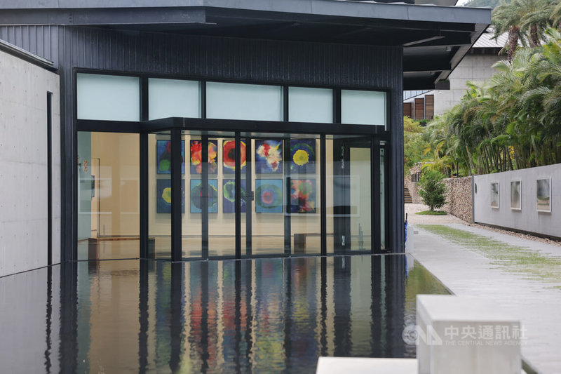 位於台東縣東河鄉的江賢二藝術園區3月開園,第2檔展覽「光之花園&歐洲隨筆」自25日起登場,展出「歐洲隨筆」、「光之花園」、「爵士/金樽」等作。中央社記者裴禛攝 114年10月26日