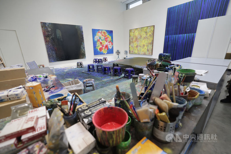 江賢二藝術園區坐落台東金樽,第1展覽館最早規劃成藝術家江賢二畫室,在園區開幕首展時,則被作為展覽空間,觀眾未來能在此一窺江賢二工作場景。中央社記者裴禛攝 114年10月26日