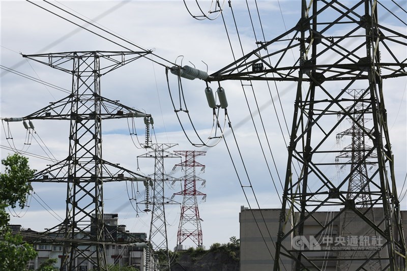 圖為台電超高壓變電所周邊高壓電塔。(中央社檔案照片)
