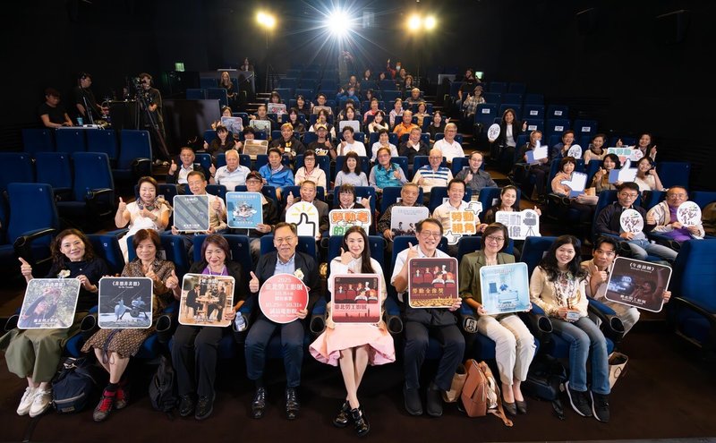 2025勞動金像獎26日舉辦開幕跟頒獎典禮,首名勞工影展女性大使並身兼評審的曾珮瑜(前排中)分享觀後感。(電影戲劇業職業工會提供)中央社記者王心妤傳真 114年10月26日