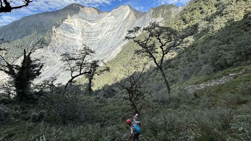 馬太鞍溪堰塞湖特遣隊，其中萬榮隊路線較光復隊短，是到達堰塞湖最短距離，但須經過500公頃大崩塌區，植被裸露，相對未知性更高，風險也高。（特遣隊總領隊張光承提供）中央社記者李先鳳傳真　114年10月26日