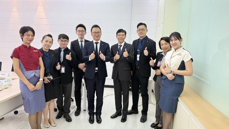 華航總經理陳漢銘(中)日前視察曼谷分公司,並與媒體座談。針對華航訂購的波音787飛機,他說,2026年預計接收3到5架,首架預定第1季交付,可望2026年6月上線,先營運曼谷或東京航線。(華航提供)中央社記者汪淑芬傳真  114年10月26日