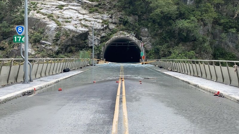 花蓮立霧溪燕子口堰塞湖26日順利開挖壩體深槽線引流湖水,水位以每小時約3公分的速率下降中,魯丹橋面溢流水痕已退縮約2公尺。(林業保育署花蓮分署提供)中央社記者李先鳳傳真 114年10月26日
