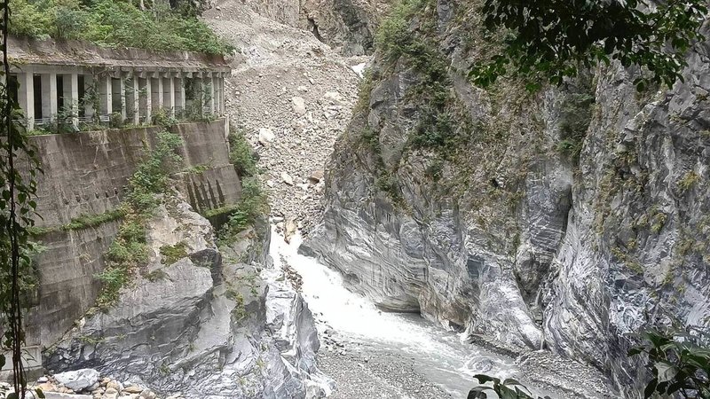 花蓮立霧溪燕子口堰塞湖水位穩定,農業部林業及自然保育署進行減災工程,目前除了壩頂高度下降,引流水量也逐漸加強中,並提醒民眾切勿進入立霧溪下游河道內活動。(林業保育署花蓮分署提供)中央社記者李先鳳傳真 114年10月26日