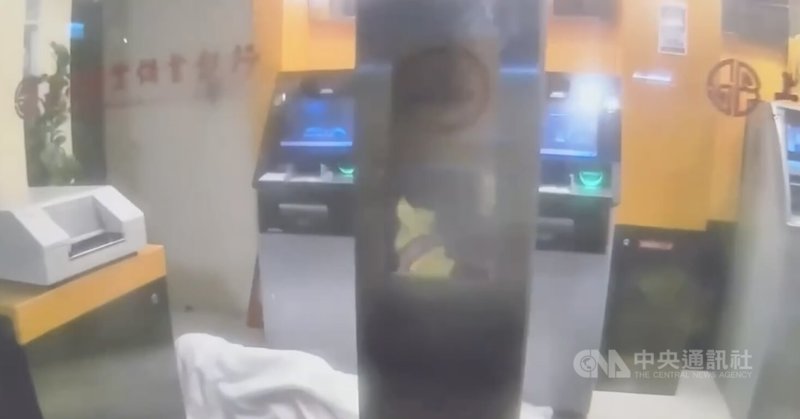 北市警方25日深夜執勤發現,大安區某間銀行的ATM服務區有人自備棉被在內睡覺,且將電動門關閉。(翻攝照片)中央社記者黃麗芸傳真 114年10月26日