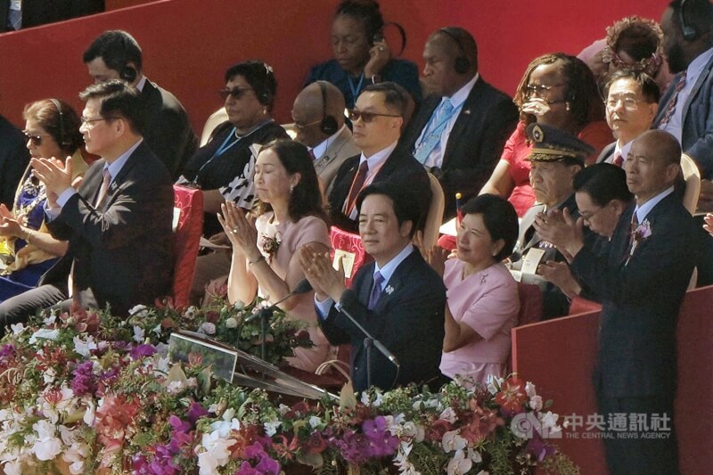 總統賴清德(前中)10日在114年國慶大會致詞。(中央社檔案照片)