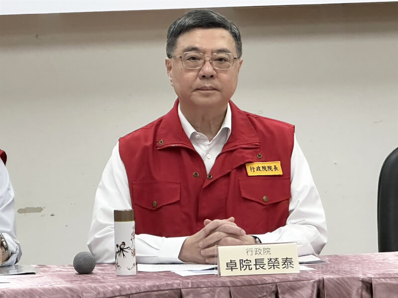 行政院長卓榮泰(圖)26日上午主持非洲豬瘟中央前進應變所記者會,要求防疫「只有更嚴,不能放鬆」。針對下一個5天作戰計畫提出延長禁運禁宰10天。中央社記者趙麗妍攝 114年10月26日