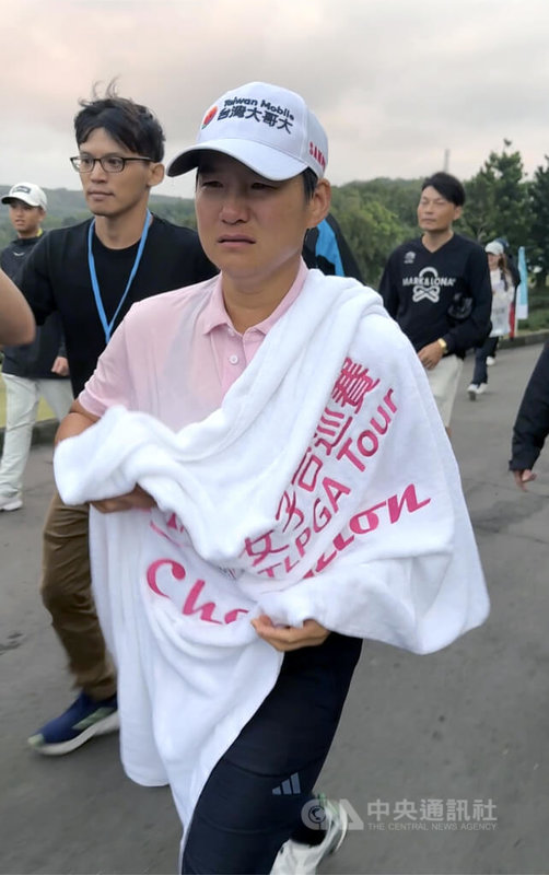 「微笑球后」曾雅妮(前)26日成功拿下緯創女子職業高爾夫公開賽冠軍盃,賽後忍不住淚崩,她說,「這10幾年確實不好走,但我從沒想過要放棄」,也感謝今天到場的球迷和家人。中央社記者黎建忠攝  114年10月26日