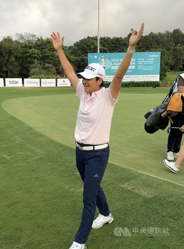 「微笑球后」曾雅妮(前)26日在TLPGA緯創女子公開賽最終回合繳出67桿,並以2天低於標準14桿的130桿,拿下自從2014年以來的職業賽冠軍,她賽後高舉雙手歡慶。中央社記者黎建忠攝  114年10月26日