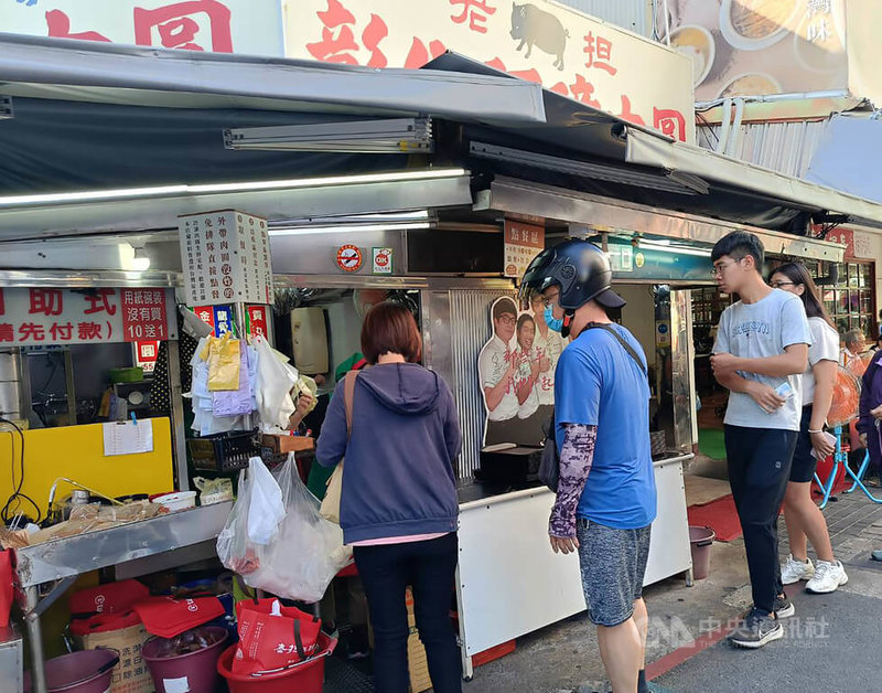 受非洲豬瘟疫情及禁運禁宰延長措施影響,彰化縣業者阿璋肉圓將於27日起暫停營業,預計最快11月8日恢復營業。圖為阿璋肉圓26日仍湧現排隊人潮。中央社記者鄭維真攝 114年10月26日