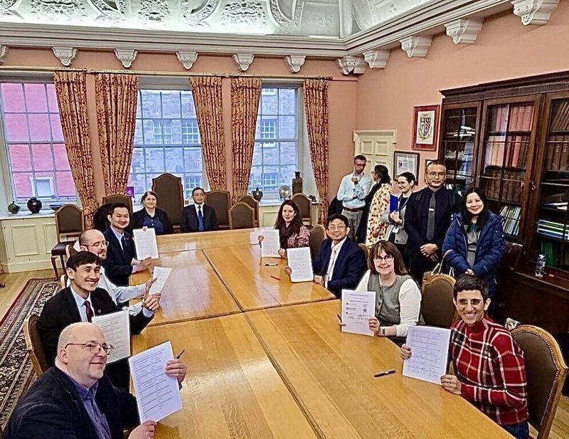 台英大學聯盟年會22至24日在蘇格蘭愛丁堡大學舉行，24日台英雙邊總計8所結盟大學簽署續約。（駐英國代表處教育組提供）中央社記者陳韻聿倫敦傳真　114年10月26日