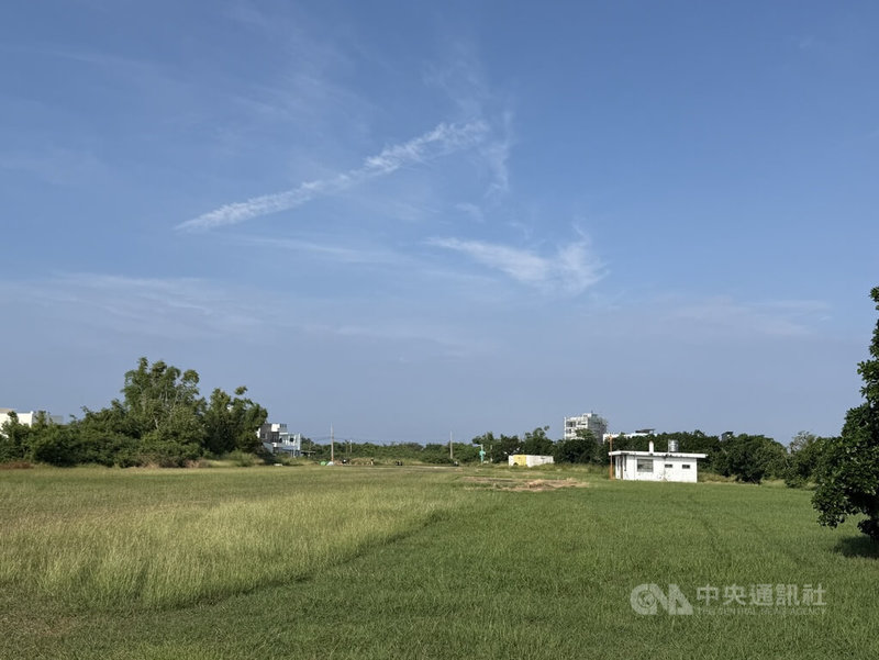 屏東縣政府提供多元旅遊體驗,11月8日在小琉球停機坪推出全新品牌活動「小島野台」,將邀請歌手演唱,還設置攤位讓民眾可以品嚐在地美食。中央社記者李卉婷攝  114年10月27日