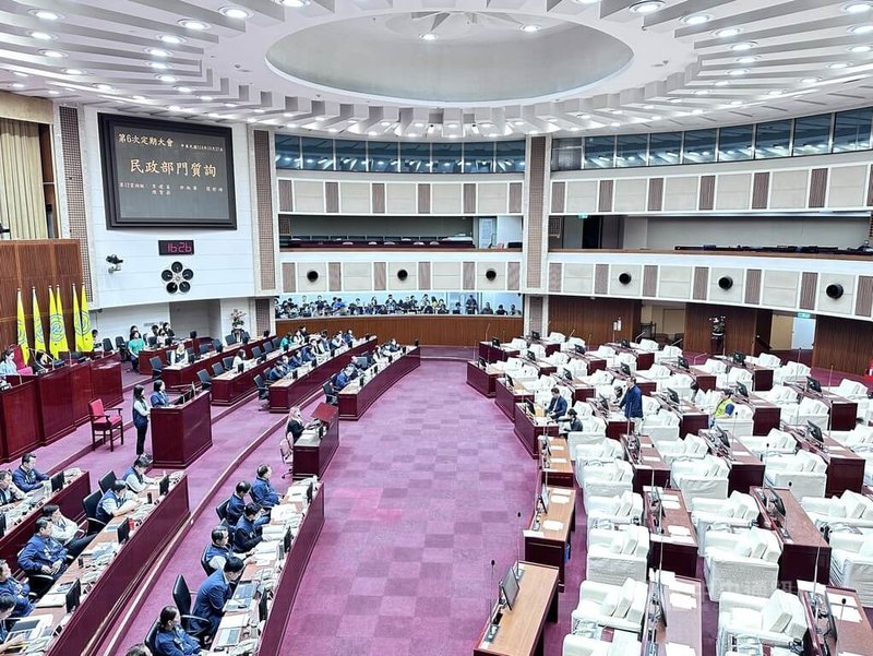 台北市議會27日下午召開民政部門定期大會，議員關心輝達（NVIDIA）台灣總部選址結果是否本週六出爐；但地政局未明確回應，僅稱期待，若輝達回覆市府，將由市府府級單位對外公布。中央社記者劉建邦攝　114年10月27日