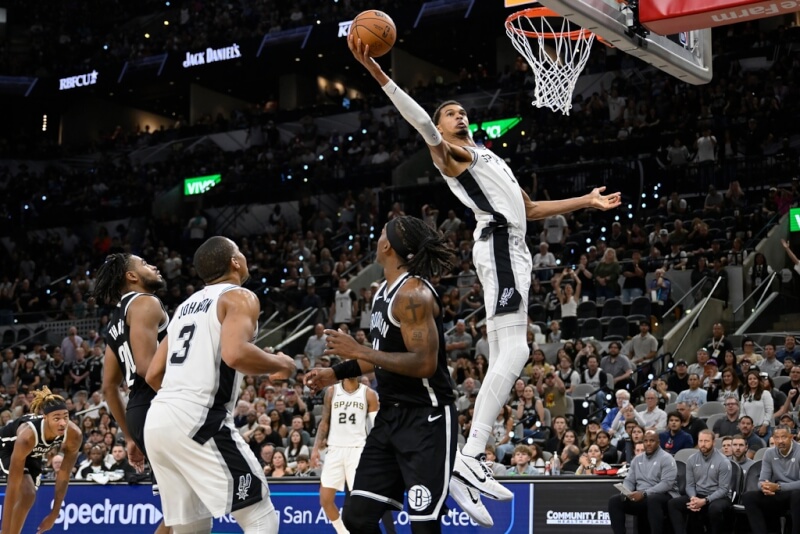 美國職籃NBA聖安東尼奧馬刺26日以118比107擊敗布魯克林籃網。法國球星「斑馬」溫班亞馬(右1)大殺四方,率隊取得開季3連勝。(美聯社)
