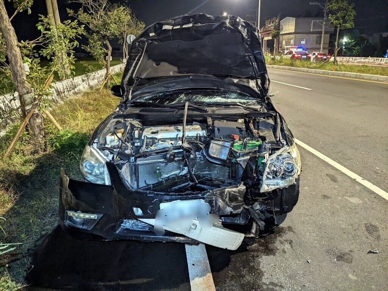 羅姓男子日前酒後駕車，在嘉義縣道164線撞上騎乘機車欲回老家探望父親的何姓男子；警方研判羅男不僅嚴重超速，且當時幾乎沒剎車，造成即使有戴安全帽的何男仍傷重不治。（警方提供）中央社記者黃國芳傳真　114年10月27日