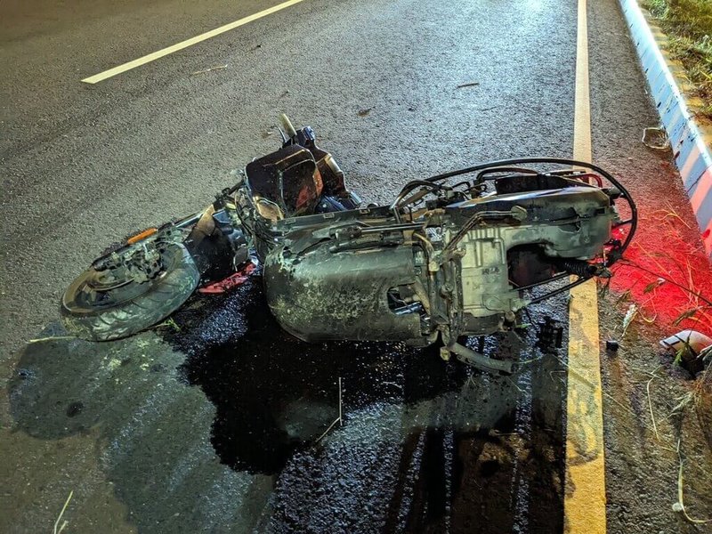 嘉義縣何姓男子日前騎乘機車欲回新港鄉西庄村老家探望年邁父親，行經縣道164線時，遭酒後駕車羅姓男子直接衝撞，何男送醫不治；機車支離破碎，可見當時撞擊力道之大。（警方提供）中央社記者黃國芳傳真　114年10月27日