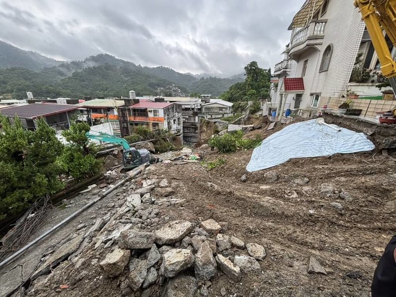 新北市連日豪大雨,造成新店區錦秀、碧瑤社區間擋土牆坍塌。工務局調派機具持續進行擋土牆上方土方挖除作業,以穩定邊坡。(工務局提供)中央社記者王鴻國傳真 114年10月27日