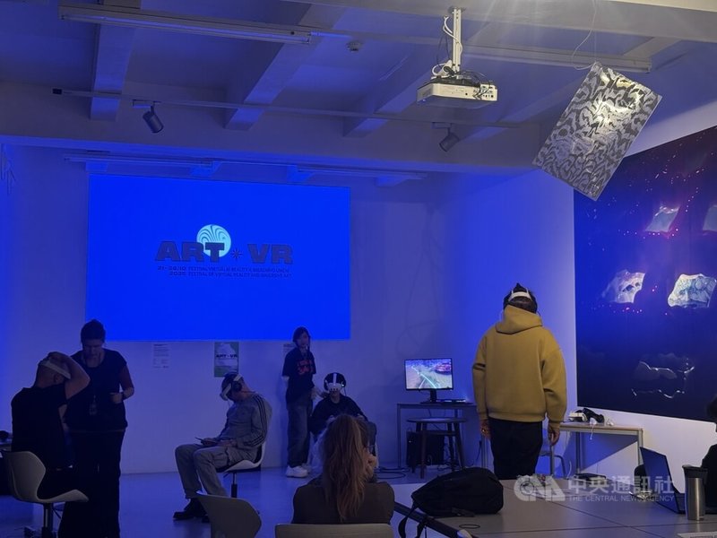 捷克ART*VR影展21至26日在布拉格登場。主辦單位表示,本屆影展吸引約15國創作者與業界人士參與,台灣今年參展作品數量與荷蘭、德國等科技藝術強國並列,成為本屆影展的亮點之一。中央社記者劉郁葶布拉格攝 114年10月27日