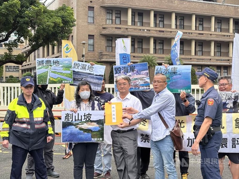多個環團27日在行政院外舉行記者會,呼籲終結光電亂象,並向行政院能源及減碳辦公室參議林國良(前中)遞交聯合聲明。中央社記者高華謙攝 114年10月27日