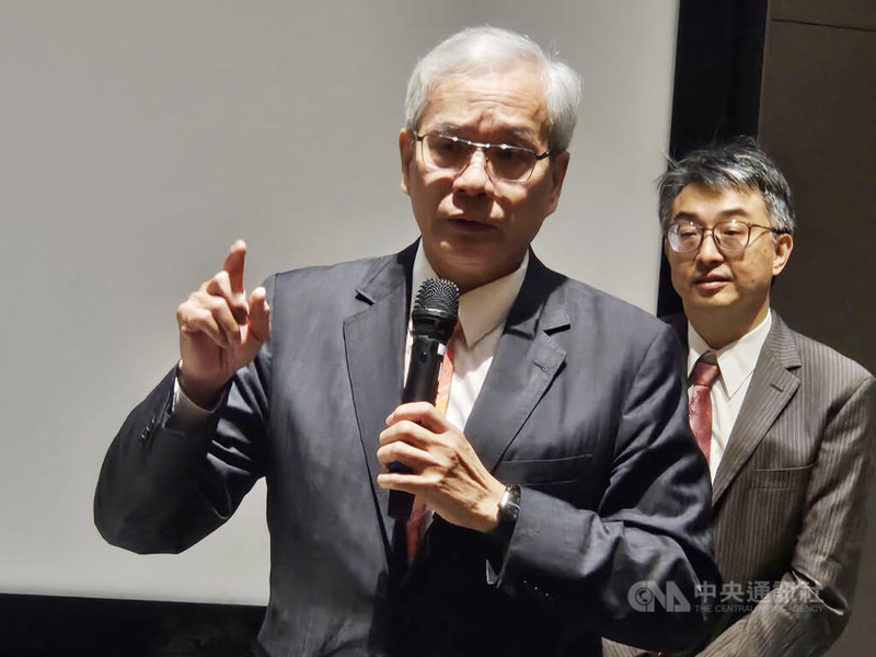 台北榮民總醫院院長陳威明(左)27日出席活動受訪時說,北榮114年4名兒科總醫師,看來都無法留下,將持續調整薪資與制度,吸引更多人才投入醫學中心,培養穩定的兒科與重症醫療量能。中央社記者陳婕翎攝 114年10月27日