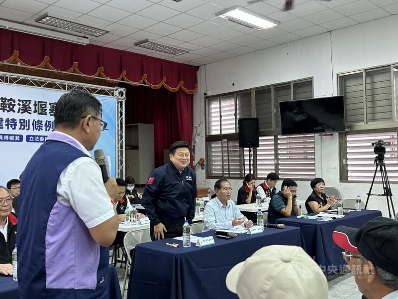 國民黨立委傅崐萁、鄭天財27日在花蓮光復鄉舉行災後座談會,請鄉公所通知村長、鄰長,邀請災民代表出席,討論如何讓光復鄉更好。中央社記者李先鳳攝 114年10月27日
