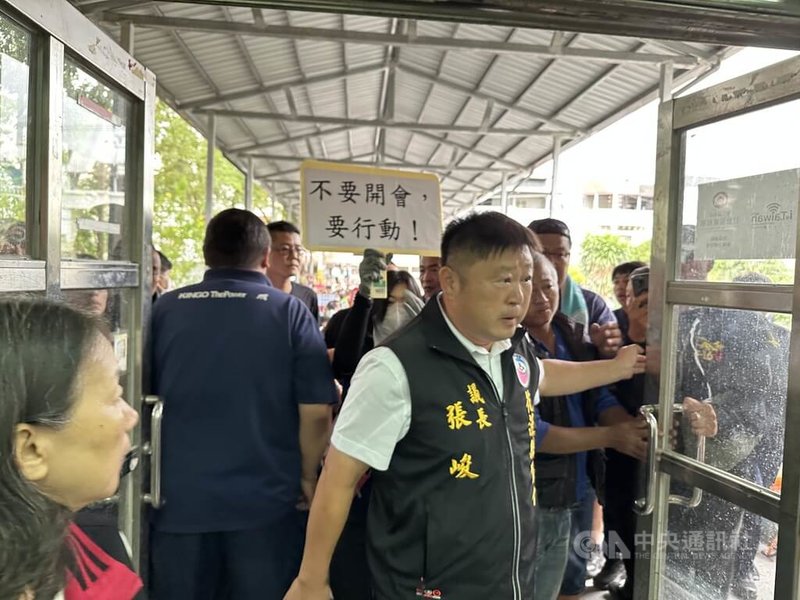 國民黨立委傅崐萁等27日在花蓮光復鄉舉行災後座談會,身為災民的花蓮縣議會議長張峻(前右)到場踢桌,他說「我踹的不是人,是桌子。那一腳,是替所有被排除在外、被忽視的光復人出的一口氣」。中央社記者李先鳳攝 114年10月27日