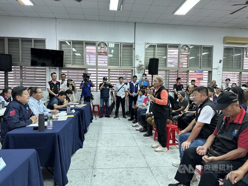 國民黨立委傅崐萁、鄭天財27日下午在花蓮縣光復鄉舉行馬太鞍溪堰塞湖災後座談會,議長張峻(前右2)進場踢傅崐萁桌子,質疑沒收到座談會通知,隨後二度入場,坐在傅崐萁對面要求發言。中央社記者李先鳳攝 114年10月27日